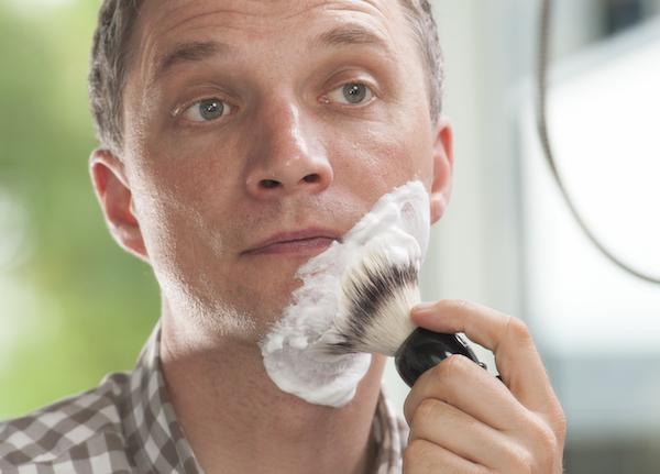 Нанесение пены помазком