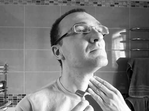 Натягиваем кожу в районе кадыка