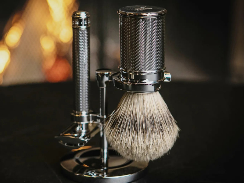 Набор на фоне камина