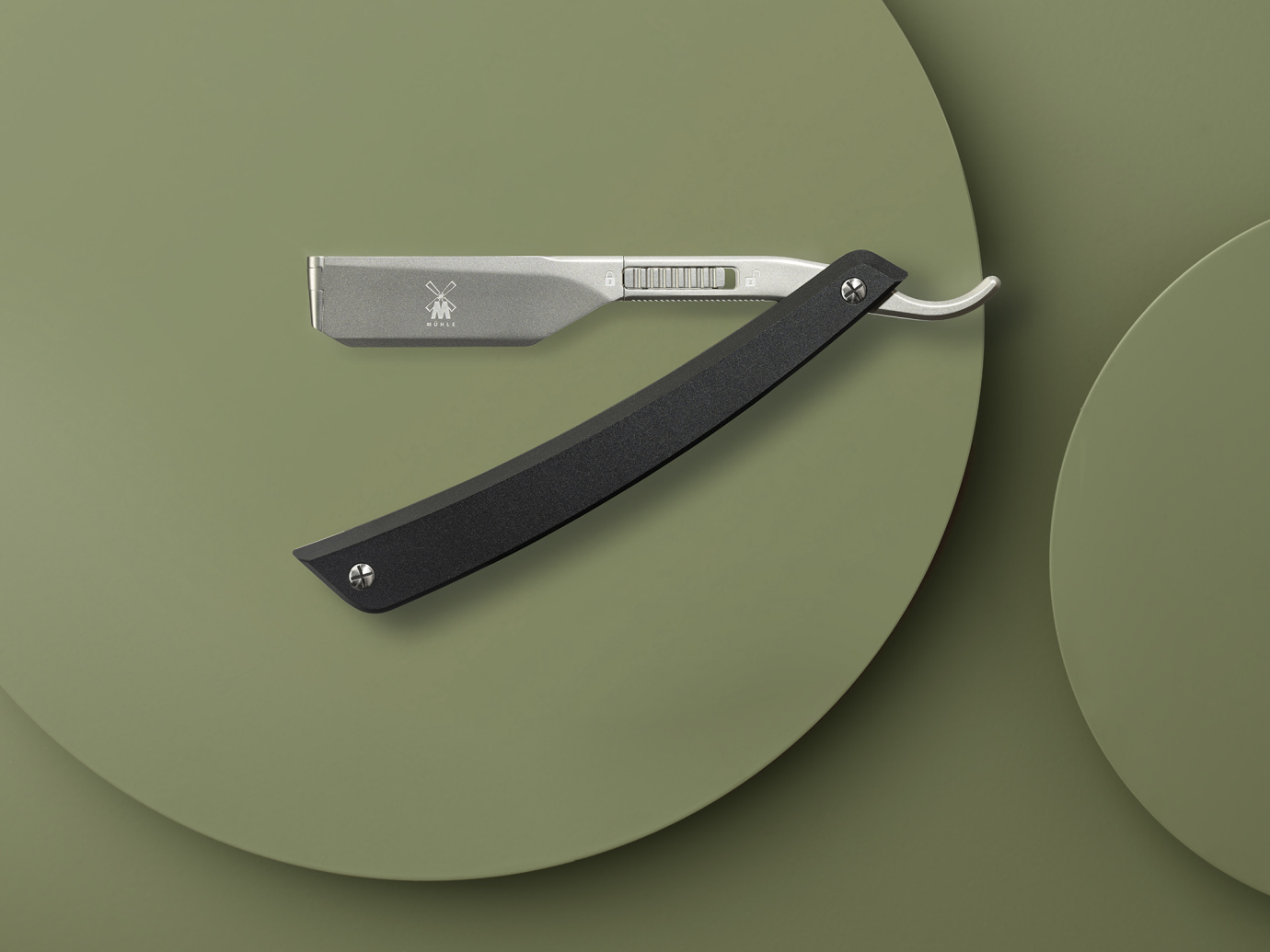 Шаветт MUEHLE ENTHUSIAST PRO на зеленом фоне