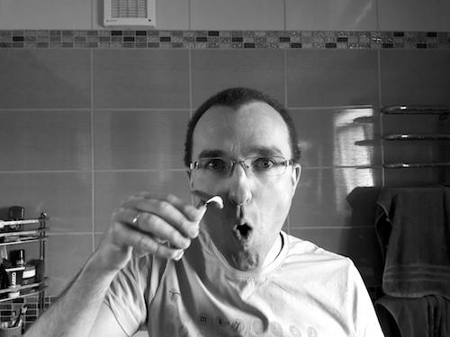 Натягиваем кожу над верхней губой во время бритья