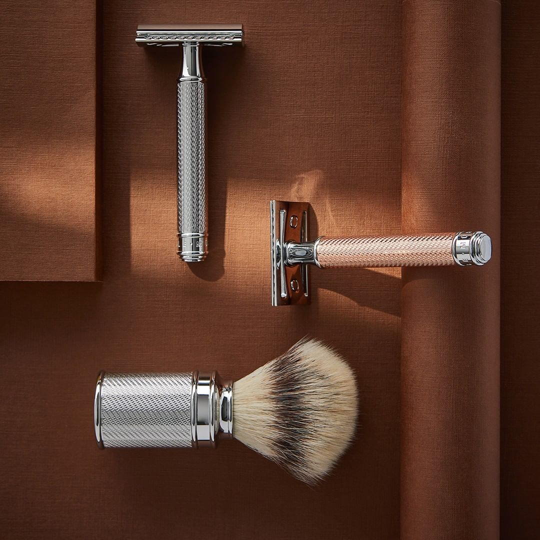 Бритвы и помазок MUEHLE TRADITIONAL, коричневый фон