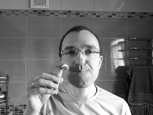 Натягиваем кожу под нижней губой во время бритья