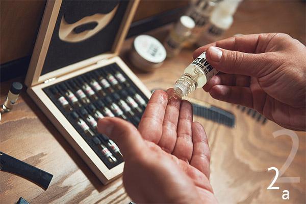 Нанесение масла для бороды TBMC на руку Нанесение масла для бороды TBMC на руку