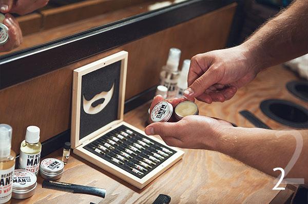 Как набирать воск для усов пальцем?