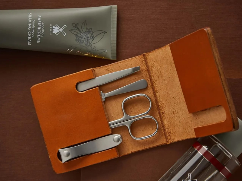 Маникюрный набор MUEHLE на столе