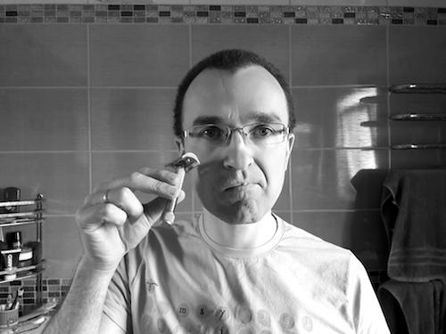 Надуваем щеки во время бритья