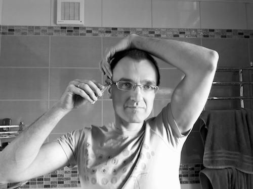 Как натягивать кожу во время бритья в районе виска