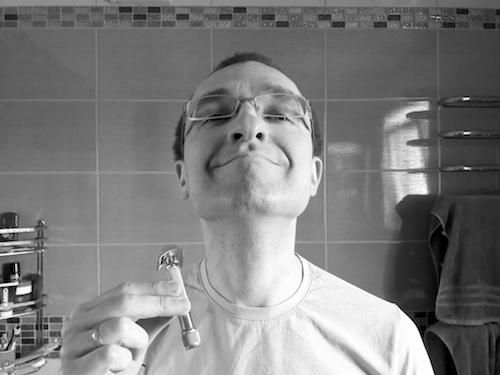 Выдвигаем подбородок вперед и улыбаемся с закрытым ртом во время бритья